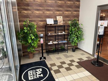 自動ドアから店内（右手）に進みます。 - Paz Coffee Shop レンタルスペースの入口の写真