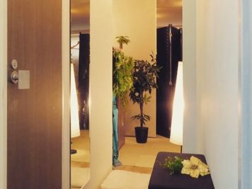 玄関入ってすぐ店内に『お手洗い』完備♪ - 新宿リラクゼーションサロンSea the Night 西新宿のオアシス隠れ家サロンの入口の写真