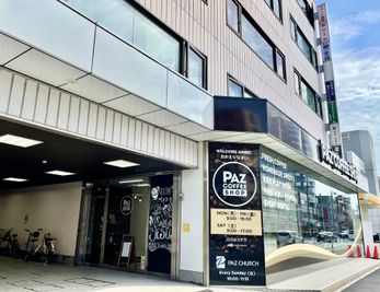 入口の横には専用駐輪場があります。（写真左手） - Paz Coffee Shop レンタルスペースの外観の写真