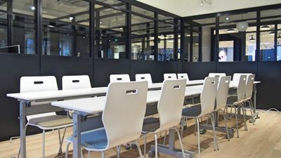 JR八王子駅より徒歩4分、京王八王子駅より徒歩1分。大人数での会議はもちろん、セミナー利用等にも適したスペースです。 - fabbit八王子 