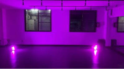 照明器具無料でレンタル可能です - リディアダンスアカデミー海老名校 一面鏡ばりの防音レンタルスタジオの室内の写真