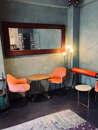 カフェ・ボラボラ原宿 カフェ、バーの室内の写真