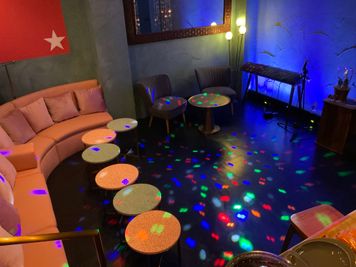 カフェ・ボラボラ原宿 カフェ、バーの室内の写真