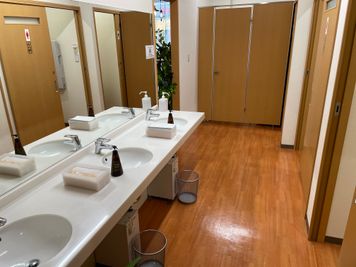 洗面台はトイレの前面に3箇所あります。 - Paz Coffee Shop レンタルスペースの設備の写真
