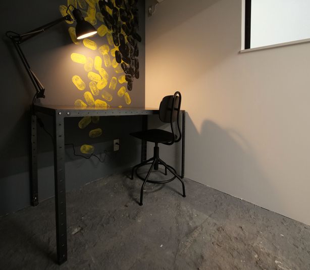 BENCH ホステル 広々デスクと椅子完備のコワーキングスペースの室内の写真
