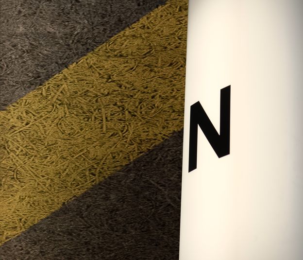 広々デスクと椅子完備のコワーキングスペース - BENCH ホステル