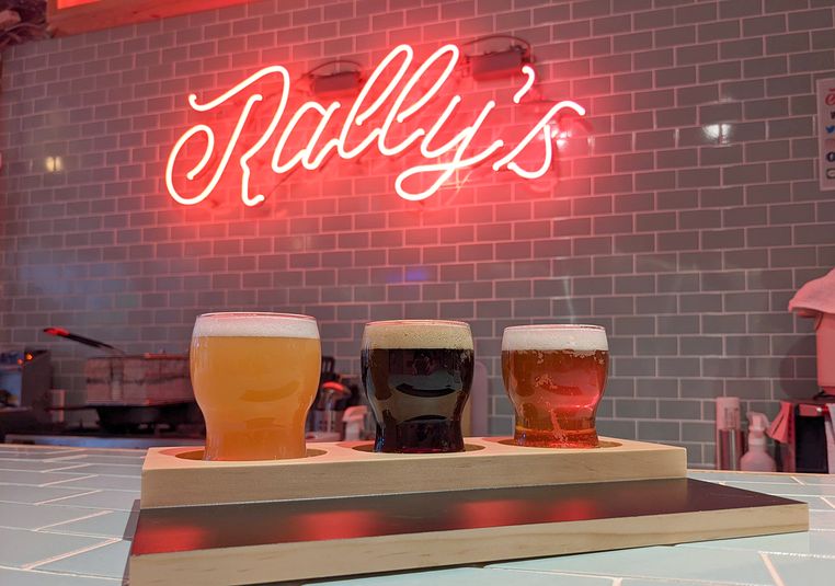 秘密の地下室☆プロジェクターもあり！ - Rally's Craft Coffee Beer