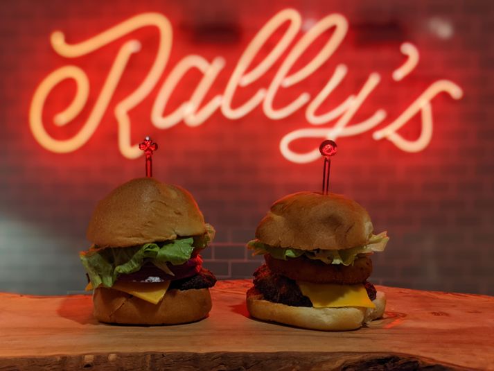 秘密の地下室☆プロジェクターもあり！ - Rally's Craft Coffee Beer