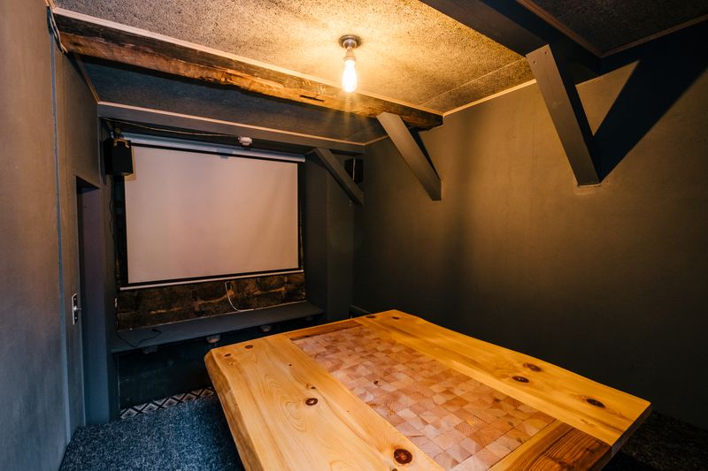 秘密の地下室☆プロジェクターもあり！ - Rally's Craft Coffee Beer