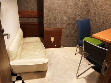 ローソファー設置の個室仕様の空間 - マイルーム西巣鴨