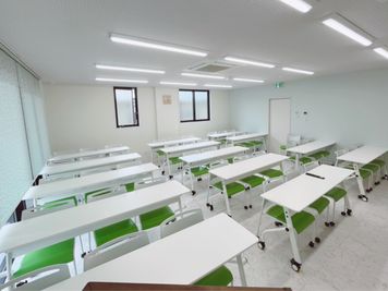 白を基調とした明るく清潔感のあるスペース - Habitat芦屋【JR芦屋駅徒歩3分！新築スペース】 Habitat芦屋 セミナールームの室内の写真