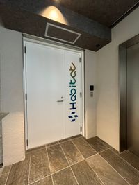 エレベーターで2階にお上がりください。 - Habitat芦屋 Habitat芦屋 セミナールームの入口の写真