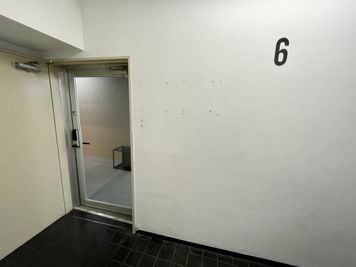 【エレベーターで6階までお上がりください】 - TIME SHARING四谷 【閉店】6Aの入口の写真