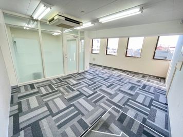 【お部屋の前は広い共用部があり、少し背伸びしたり窓の外を見てリラックスすることが出来ます♪】 - TIME SHARING四谷 【閉店】6Aの室内の写真