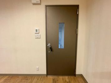 【会議室のドアは密閉型のため、周囲の音が聞こえにくく、中のお話し声が外に漏れにくいです】 - TIME SHARING四谷 【閉店】6Bの室内の写真