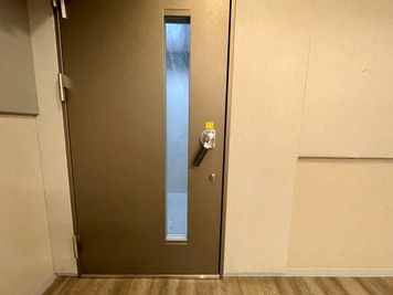 【お部屋のドアは密閉型のため、周囲の音が聞こえにくく、中の音は外に漏れません】 - TIME SHARING四谷 防音ルーム6Dの室内の写真