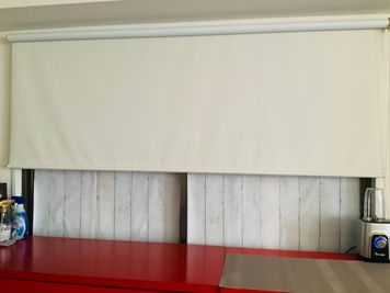 投影スクリン - 綺麗な貸し会議室【茅場町・新川・日本橋】 会議室の室内の写真