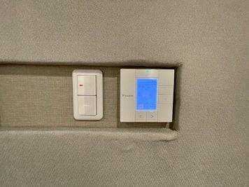 【室内に個別空調があるので温度設定を自由に変更可能です】 - TIME SHARING四谷 【閉店】防音ルーム6Eの設備の写真