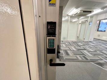 【6階共用扉の電子錠を開錠し、中にお入りください。※会議室に鍵はありません】 - TIME SHARING四谷 【閉店】防音ルーム6Eの入口の写真