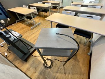 【モニターへは演台に伸びているHDMIケーブルを繋ぐだけなので簡単♪】 - TIME SHARING四谷 7Aの室内の写真