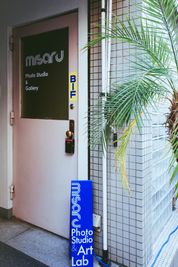 MISARU 撮影スタジオ&ギャラリー ALL機材Profoto・高さ3.5ｍ・3面R白ホリ・広さ50㎡の入口の写真