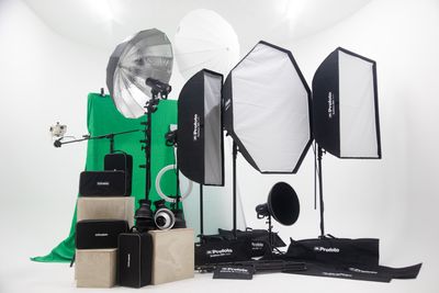MISARUスタジオの貸し出し機材は充実のラインナップ。メインにProfoto D2 1000w モノブロックストロボ6灯をご用意しております。
それに付随するソフトボックス、アンブレラなど純正アクセサリーも充実しております。 - MISARU 撮影スタジオ&ギャラリー ALL機材Profoto・高さ3.5ｍ・3面R白ホリ・広さ50㎡の室内の写真