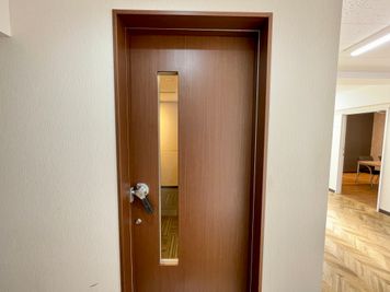 【お部屋のドアは密閉型のため、周囲の音が聞こえず、中の音は外に漏れません】 - TIME SHARING四谷 防音ルーム7Cの室内の写真