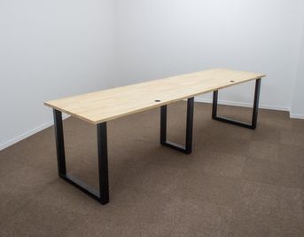 THE TABLE / 杉無垢材 × Black Steel
幅 250cm x 奥行 90cm　1式 - MISARU 撮影スタジオ&ギャラリー ギャラリー・広さ34㎡・シンプルな白い空間・高さ2.5mの設備の写真