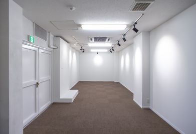 シンプルな白い空間・様々なアーティスト様にご利用していただけます・展覧会・イベント・即売会等、様々な用途でお使いいただけます。 - MISARU 撮影スタジオ&ギャラリー