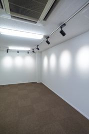 広さ34㎡　天井高2.5ｍ
シンプルな空間 - MISARU 撮影スタジオ&ギャラリー ギャラリー・広さ34㎡・シンプルな白い空間・高さ2.5mの室内の写真