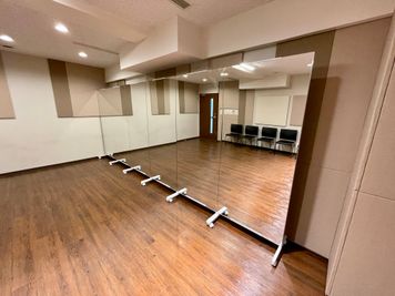 【鏡は６枚を連結しています】 - TIME SHARING四谷 ダンスルーム7Dの室内の写真