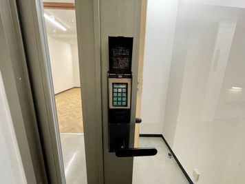 【7階共用扉の電子錠を開錠し、中にお入りください。※ダンスルームには鍵はかかっていません】 - TIME SHARING四谷 ダンスルーム7Dの入口の写真