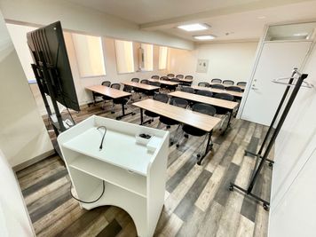 【常設の机椅子やホワイトボードは全て無料！】 - TIME SHARING四谷 8Aの室内の写真