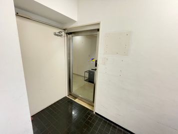 【エレベーターで8階までお上がりください】 - TIME SHARING四谷 8Aの入口の写真