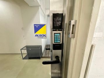 【8階共用扉の電子錠を開錠し、中にお入りください。※会議室に鍵はありません】 - TIME SHARING四谷 8Aの入口の写真
