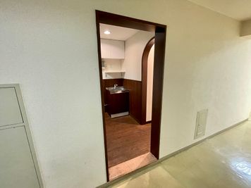 【廊下の真ん中に男女別トイレがございます】 - TIME SHARING四谷 8Cのその他の写真