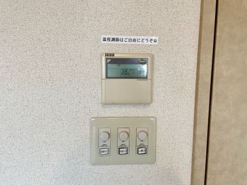 【室内に個別空調があるので温度設定を自由に変更可能。一部照明は調光も可能です】 - TIME SHARING四谷 8Cの設備の写真