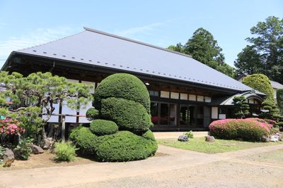 『江戸後期建造の古民家』
当初は茅葺きであったが、後に近隣に先がけ瓦葺きとなる。
東日本大震災でめくれ上がり、翌年にガルバリウム銅板に葺き替えた。 - 下邑家住宅の外観の写真