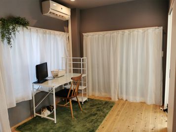 ソファ側からの角度　猫は扉を開けると入ってくるかもしれません。閉めれば入りません。 - ソフィア百花園 カフェワンドリンク無料　おしゃれな防音部屋　お仕事や楽器練習にの室内の写真