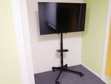 50型 4K対応液晶TV (MAXZEN JU50SK06) - ウィルシャー・プレイス神田 貸し会議室の設備の写真