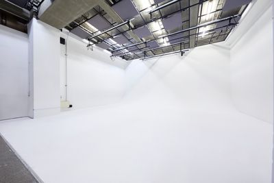 白ホリ全体（斜め） - studio shirobako 1st 白ホリスタジオ「ムービー撮影用」の室内の写真