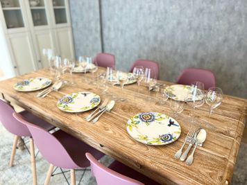 お料理を華やかに彩る上質な食器とワイングラスを揃えております♪ - レンタルスペース キッチン・お洒落な食器・プロジェクター付きレンタルスペースの室内の写真
