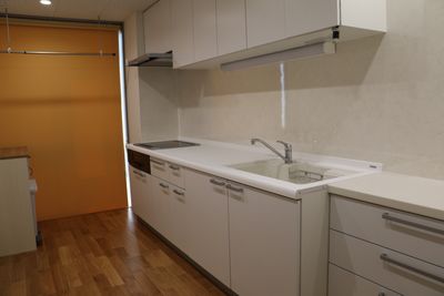 キッチン設備-1　冷蔵庫、電子レンジ、オーブントースター　 - 緑法人会館 レンタルスペース 【平日】3階 レンタルスペース 79ｍ2の室内の写真