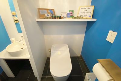 ブルーが基調のトイレ - 赤坂BAR91's撮影スタジオ 赤坂BAR91's 本格バーカウンター付きの設備の写真