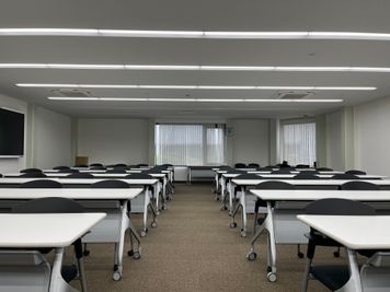 株式会社キーペックス本社ビル 大会議室の室内の写真
