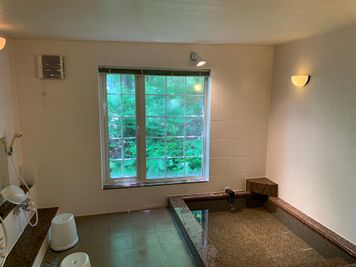 【miuchiのスペース】ホテルシャローム オークラクラシック ヨーロッパの邸宅を思わせるようなレンガづくりの建物の室内の写真