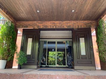 【miuchiのスペース】ホテルシャローム オークラクラシック ヨーロッパの邸宅を思わせるようなレンガづくりの建物の入口の写真