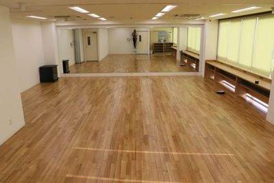 【土・日・祝日　予約用】床は無垢材使用、壁面鏡張り（6.5M）。 音響設備完備、無料Wi-Fi、 - 緑法人会館 レンタルスペース