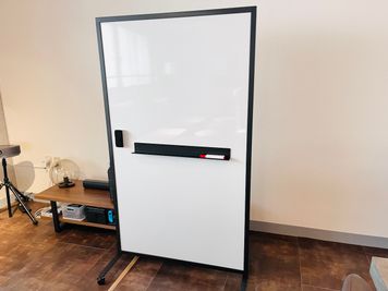 幅90cm × 高さ160cmのホワイトボードです。
パーティションとしてもお使いいただけます。 - 〈SMILE工房 グランスター梅田〉 グランスター梅田の設備の写真