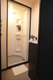 ３Fシャワールーム - ROOM B お部屋と屋上BBQスペース付きの室内の写真